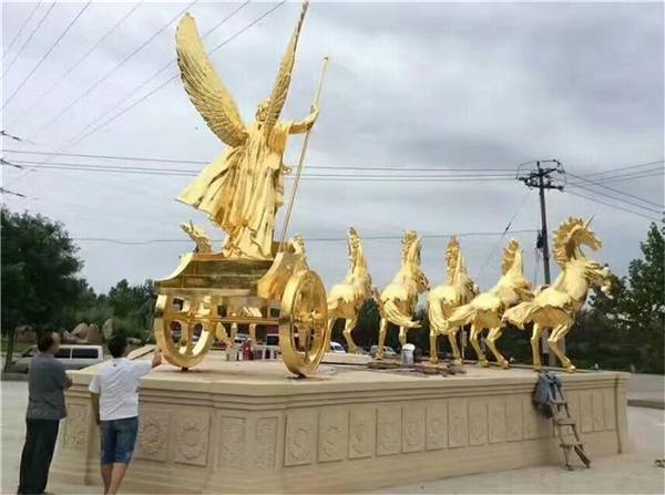 在波羅戰車銅像