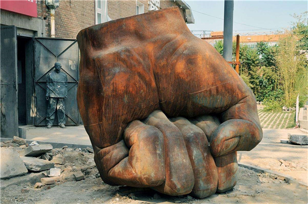 廣場鐵拳雕塑