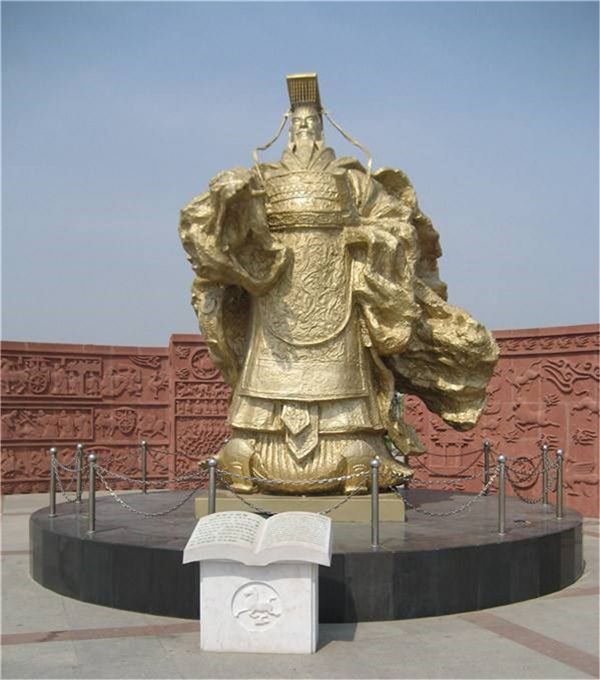 廣場(chǎng)秦始皇雕塑.jpg 廣場(chǎng)秦始皇雕塑.jpg