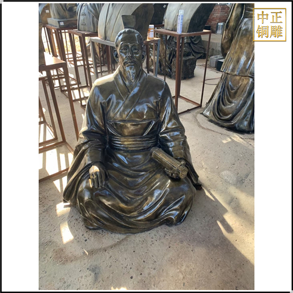 孔子坐著拿書銅雕塑