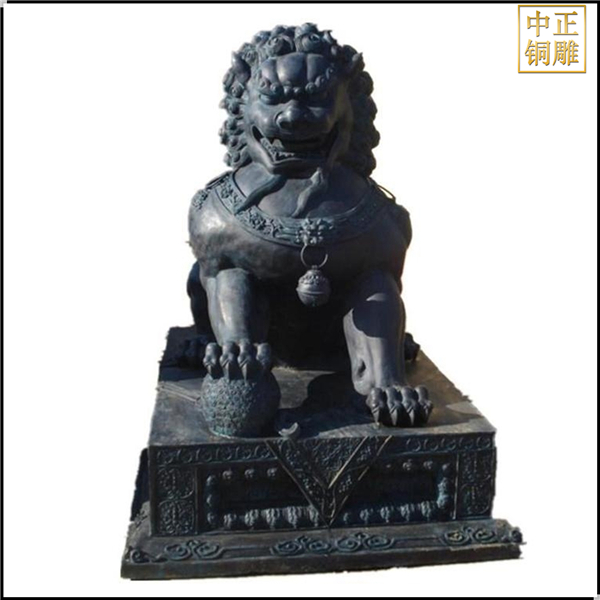 公園擺放獅子雕塑