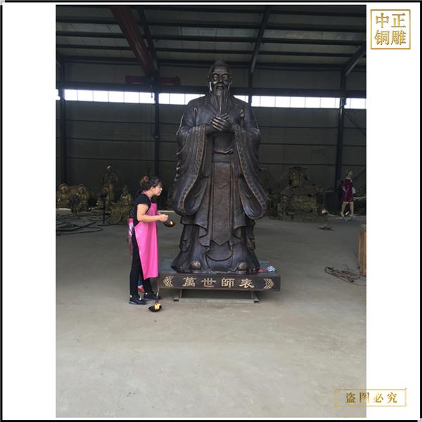 學?？鬃咏虒W雕塑