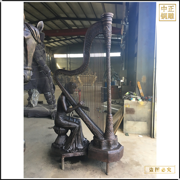 15室外美女彈音樂(lè)銅雕塑鑄造.jpg 15室外美女彈音樂(lè)銅雕塑鑄造.jpg