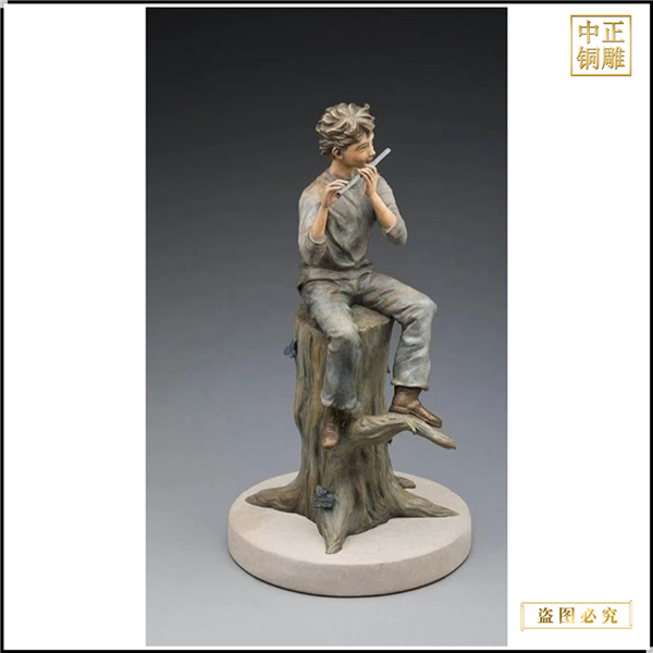 小男孩吹笛子銅雕塑