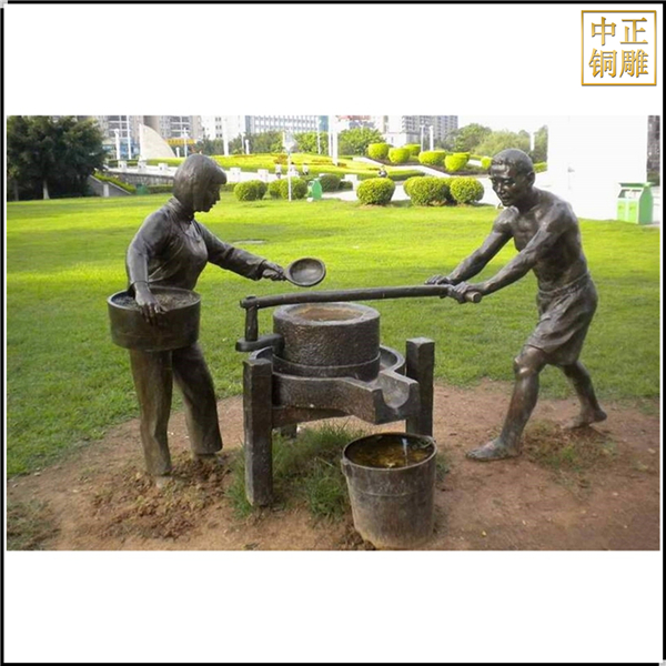 推石磨民俗雕塑.jpg 推石磨民俗雕塑.jpg