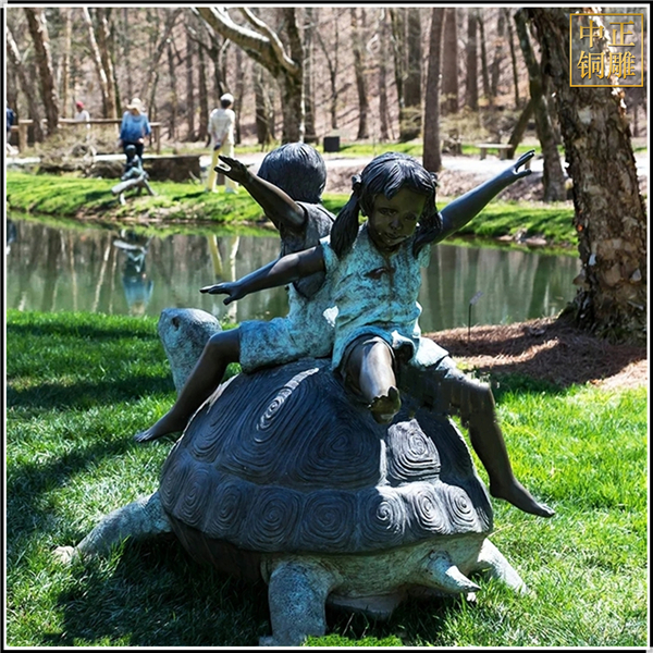 小孩玩耍銅雕塑