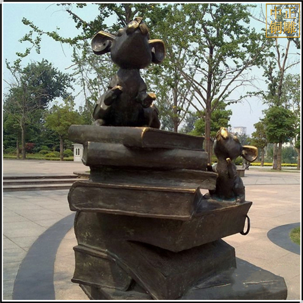 廣場(chǎng)小兔子書籍銅雕塑.jpg 廣場(chǎng)小兔子書籍銅雕塑.jpg